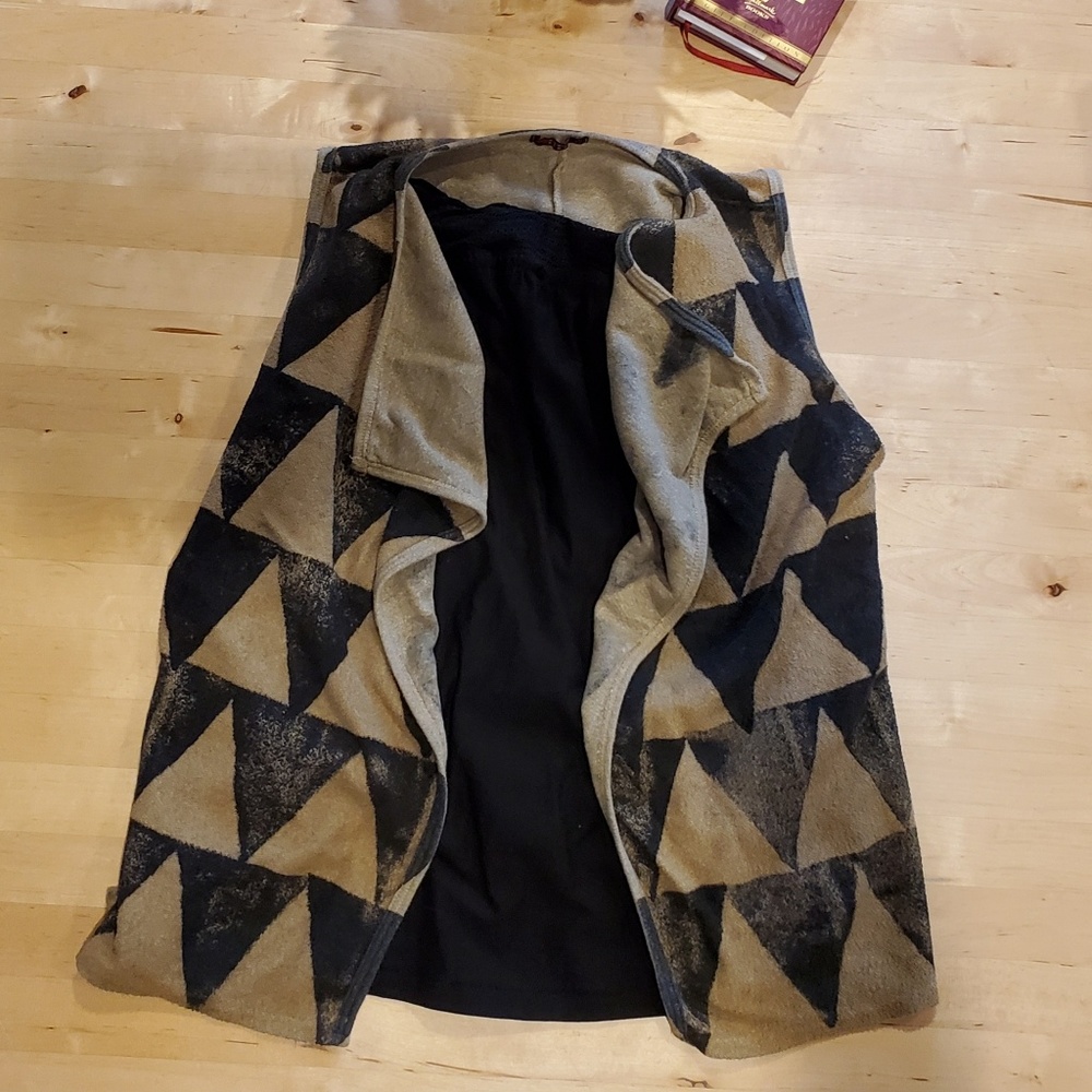 🐧🐧Flowy Black/Tan Vest